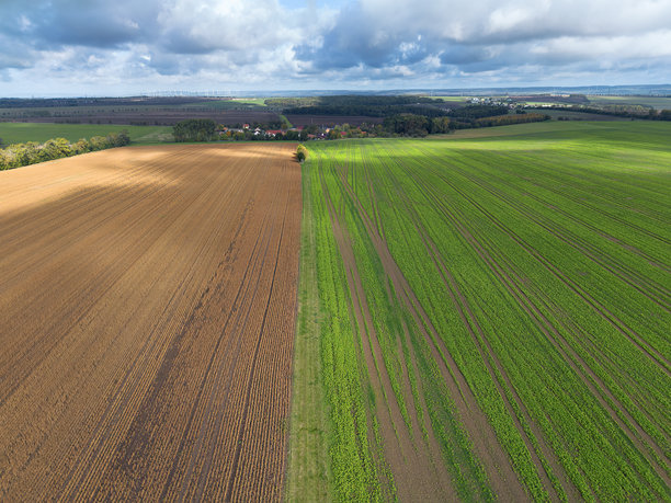 从空中拍摄的图林根州利布施泰特戈德巴赫区和伊尔姆塔尔葡萄酒之路的航拍照片图片下载