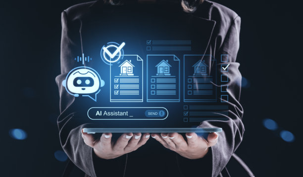 人工智能助手界面概念，一名女商人在未来科技环境中手持数字平板电脑，屏幕上显示着发光的蓝色HUD元素。图片下载