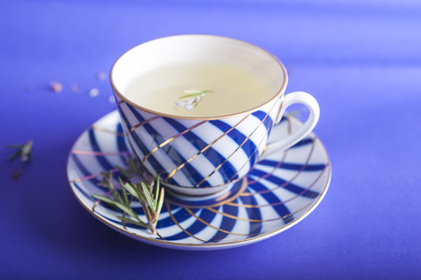 罗勒香草茶的优雅瓷茶杯，纹理素材图片下载