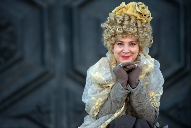 一位穿着传统威尼斯狂欢节服饰的优雅女士，在意大利威尼斯街头拍摄威尼斯狂欢节的传统照片图片下载