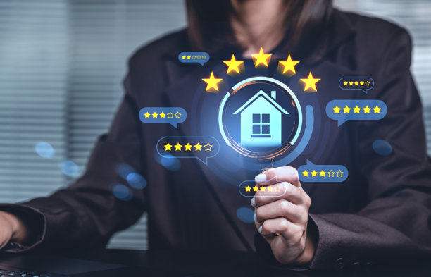 一位女商人在未来感界面屏幕背景上，通过带有房屋图标和星级评分概念的数字全息图分析房地产评级。图片下载