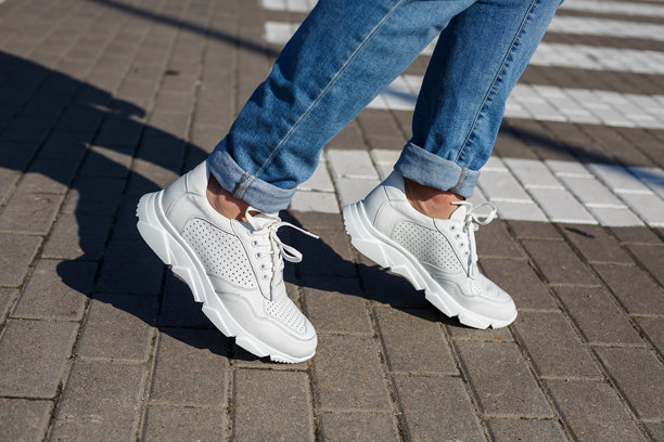 男士舒适鞋，采用天然材质，凯舒风格的男士运动鞋，天然皮革制成，适合日常穿着。高质量照片图片下载