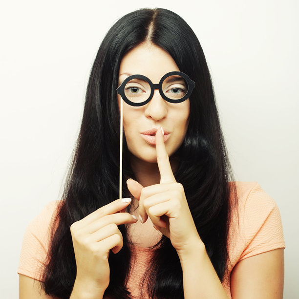 派对照片。年轻活泼的女性举着派对眼镜。图片下载