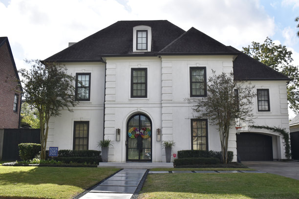 坐落于知名社区的奢华复古风格宅邸，拥有雅致的建筑、精心打理的园林景观和永恒的高档设计。图片下载