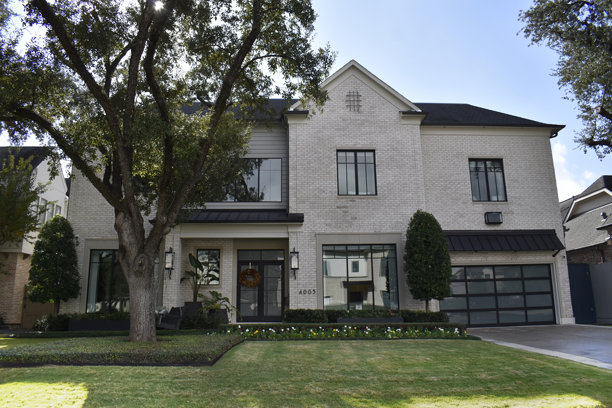 一个坐落于声望卓著的社区的豪华复古风格住宅，拥有雅致的建筑、精心打理的园林景观和永恒的高档设计。图片下载