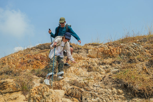 徒步情侣享受大自然，在崎岖的山地上徒步，年轻人进行户外探险旅行，积极的生活方式，夏季休闲活动图片下载