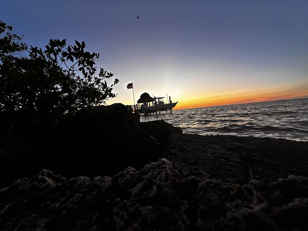 佛罗里达礁岛群，海滩、日落、船只和桥梁的航拍照片。图片下载