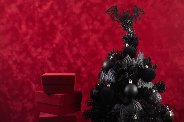 哥特圣诞。歌特式圣诞场景。黑色圣诞树，饰有歌特式装饰品和红色礼盒图片下载