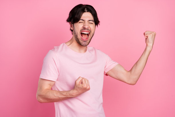 穿着休闲T恤的男子的照片肖像，中彩票，喜悦地大喊，孤立在粉彩粉红色背景上图片下载
