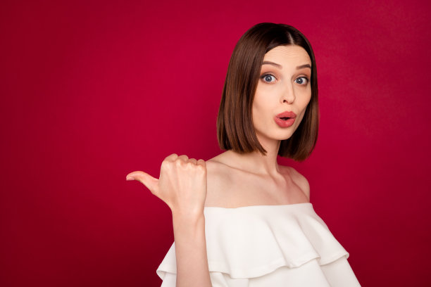 年轻女孩侧面头像，惊奇惊讶地竖起大拇指，留出空白空间用于广告宣传，孤立在红色背景上图片下载