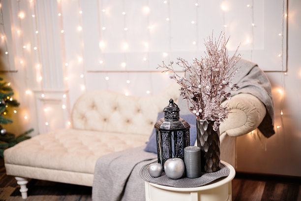 客厅里白色小桌子上的复古装饰性银色台灯。室内家居装饰。图片下载