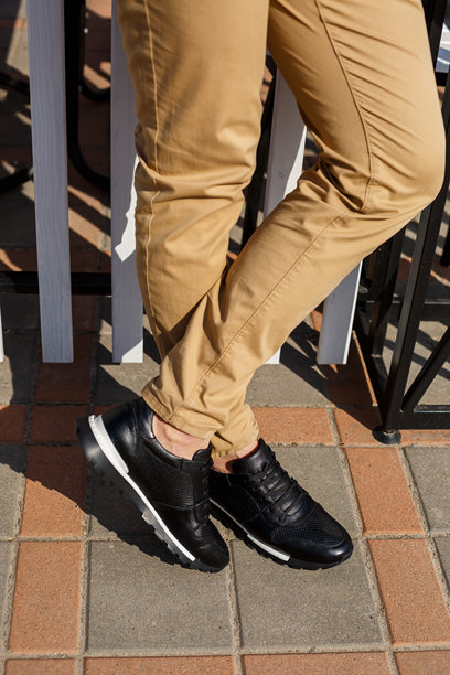 采用天然材质的男士舒适鞋款，凯华风格的男士运动鞋，采用天然皮革制成，适合日常穿着。高质量照片图片下载