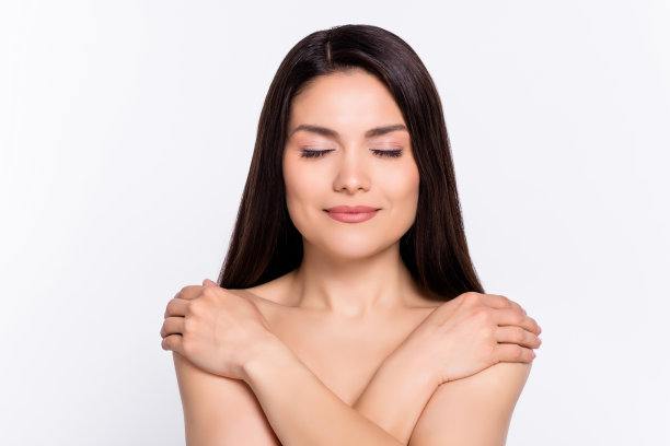 照片肖像：棕色头发的女人微笑，背景为白色图片下载