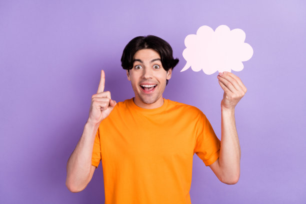 照片：惊呆了的聪明男人，手指指向云朵，手持想法、计划、解决方案，孤立在紫色背景上图片下载