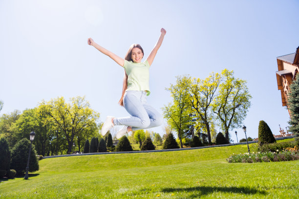 特写照片，年轻、快乐、漂亮的女孩，露出灿烂的牙齿笑容，陶瓷贴面，户外，夏天图片下载