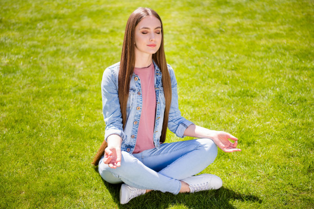 特写照片，年轻、快乐、漂亮的女孩，灿烂的笑容，陶瓷贴面，户外，夏季图片下载