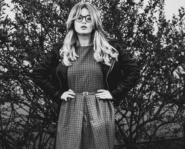 夏日都市里的金发女孩，黑白照片图片下载