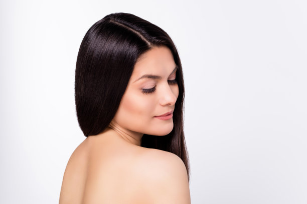 照片肖像：棕色头发的女人微笑，背景为白色图片下载