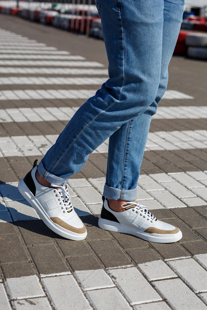 采用天然材质的男士舒适鞋履，风格类似“客官”的日常休闲款男士运动鞋，由天然皮革制成。高质量照片图片下载