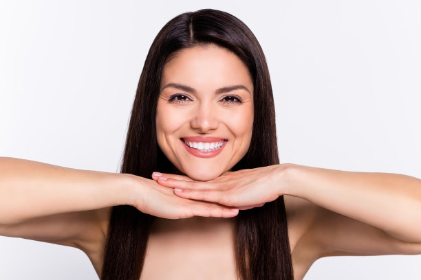 照片肖像：棕色头发的女人微笑，背景为纯白色图片下载