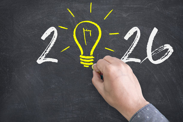 2026年概念创意，黑板背景上手绘灯泡图片下载