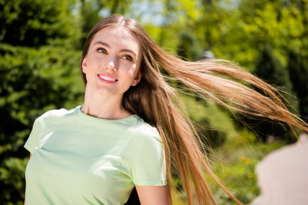 特写照片，年轻、开朗、漂亮的女孩，露出灿烂的笑容，有陶瓷贴面，在夏日户外图片下载