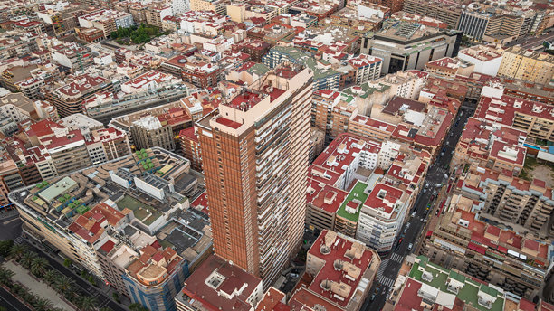 摩天大楼、色彩鲜艳的屋顶和道路。住宅区、人行道、热带植物。西班牙阿利坎特的鸟瞰图图片下载