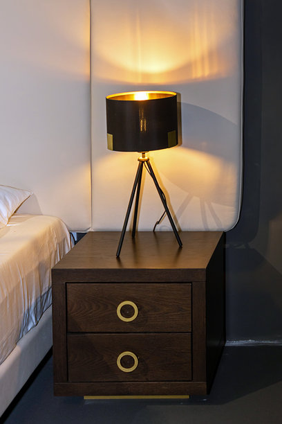 床头柜上的复古台灯图片下载