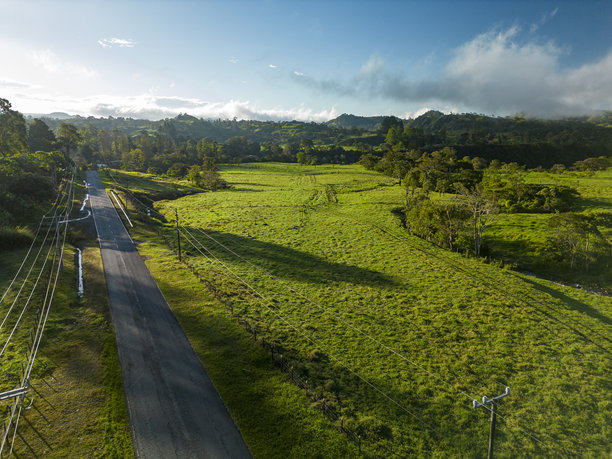 航拍巴拿马山区牛场的照片图片下载