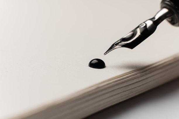 墨迹，白色背景上的钢笔，特写。现代钢笔和手写笔记本。复古风格，书法爱好图片下载