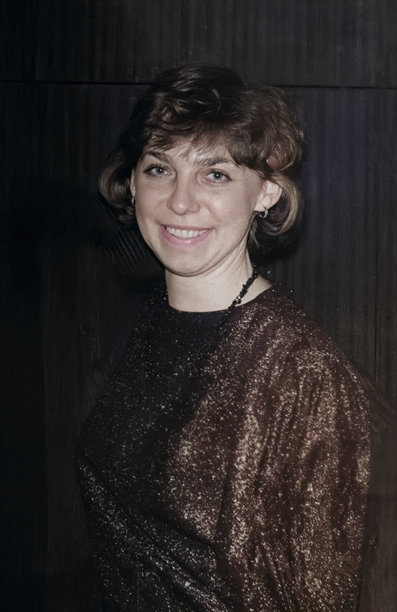 新娘在夜晚的婚礼派对后拍摄的复古肖像。摄于1993年的老照片。图片下载