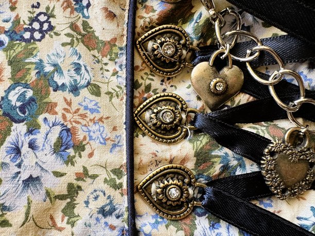 复古紧身胸衣系带和花卉织物上的装饰金属链图片下载