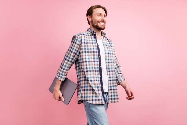 照片，一个年轻男子，不开心，沮丧，惊讶，震惊，信息，沮丧，孤立，在粉红色背景上图片下载