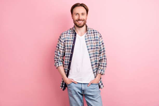 粉色背景下，年轻男子不开心、沮丧、惊讶、震惊、信息过载、孤立的照片图片下载