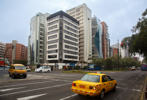 厄瓜多尔基多拉卡罗琳娜公园的现代办公高楼图片下载