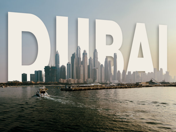 日落时分，游艇在大海中航行，现代化的迪拜码头天际线，迪拜房地产，奢华旅行和生活方式的4K分辨率素材背景图图片下载