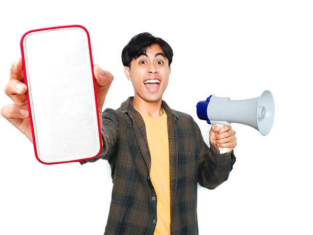 一名激动兴奋的年轻亚洲男子，手持扩音器，展示着空白的智能手机屏幕模型，背景为白色。概念为移动广告、推广、数字营销和在线业务。图片下载