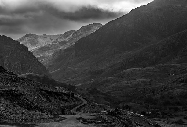 黑白照片，展示了威尔士斯诺登尼亚国家公园格温内斯迪诺维格的迪诺维格石板采石场景观中蜿蜒的采石场小径。图片下载