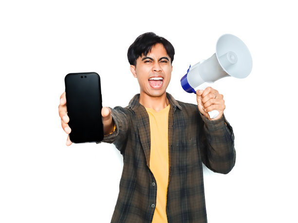 激动人心的年轻亚洲男子，手持扩音器，展示空白的智能手机屏幕，用于推广或公告。背景为白色，概念涉及数字营销、广告和沟通。图片下载