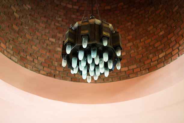 砖砌穹顶下的复古吊灯图片下载