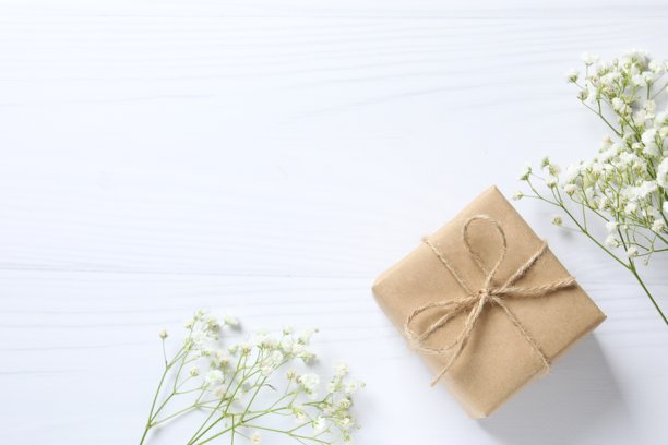 白色背景上满天星花和礼品盒的俯视照片图片下载