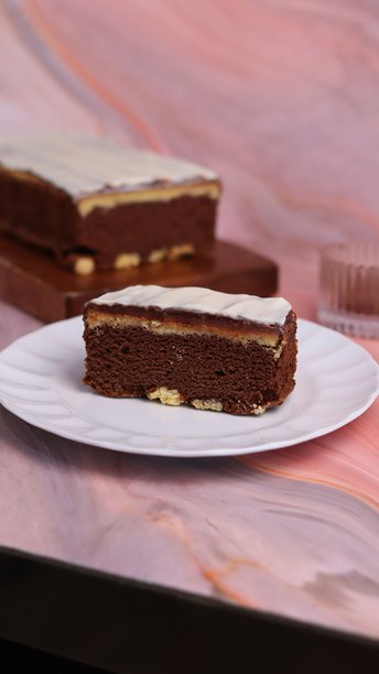 照片中的奶酪酥饼（Kaasstengels）或常被称为奶酪短饼，配有木制杯垫和白盘。照片中的奶酪短饼特写，呈45度角。图片下载