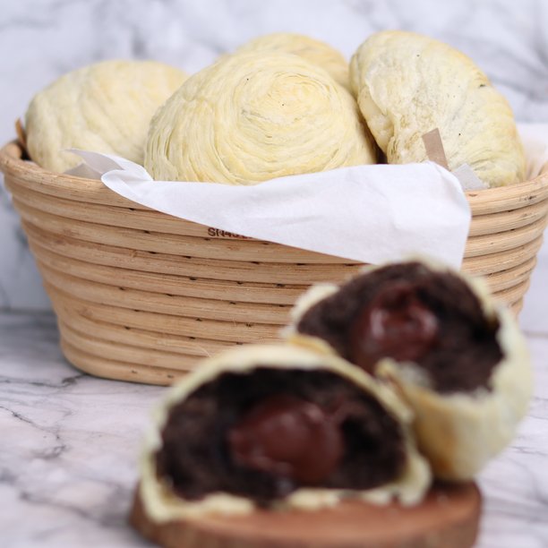 白底照片中，巧克力馅的巧克力皮塔饼，内含融化的巧克力图片下载