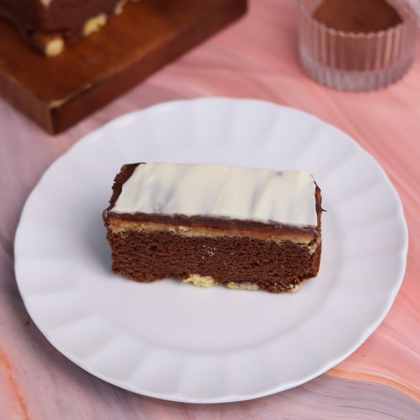 照片中的奶酪酥饼，也常被称为芝士饼干，搭配着木质杯垫和白色盘子。照片中的奶酪酥饼特写，呈45度角。图片下载