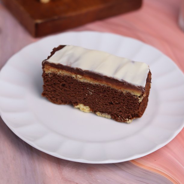 照片中的奶酪酥饼，有时也被称为奶酪黄油饼干，搭配木质杯垫和白色盘子。照片展示了近距离、45度角的奶酪酥饼块。图片下载