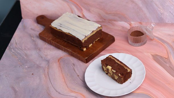 照片中的奶酪酥饼，有时也称为奶酪短饼，配有木质杯垫和白色盘子。照片中的奶酪酥饼特写，呈 45 度角。图片下载