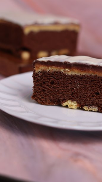 照片中的奶酪酥饼，也常被称为芝士曲奇，配有木质杯垫和白色盘子。照片展示了近距离、45度角的奶酪酥饼。图片下载