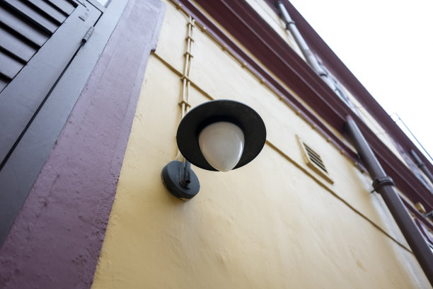 黄色墙壁上的复古壁灯图片下载