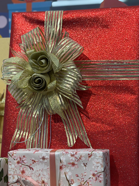 包装好的礼品盒和礼物，饰有色彩缤纷的蝴蝶结和丝带，非常适合生日和圣诞节庆祝活动，营造出节日、喜悦和欢乐的氛围。图片下载