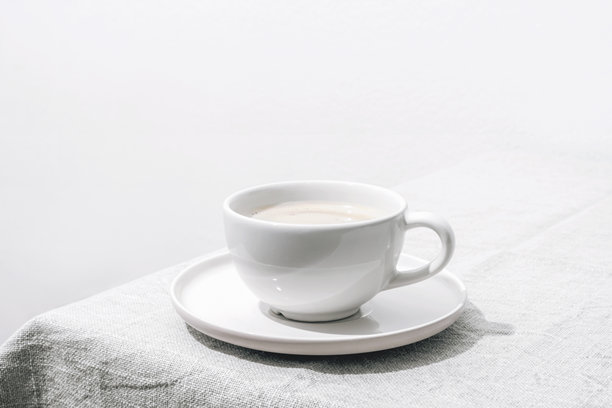 桌上的咖啡杯配桌布，极简静物。2026年度色彩“云舞者”插画图片下载